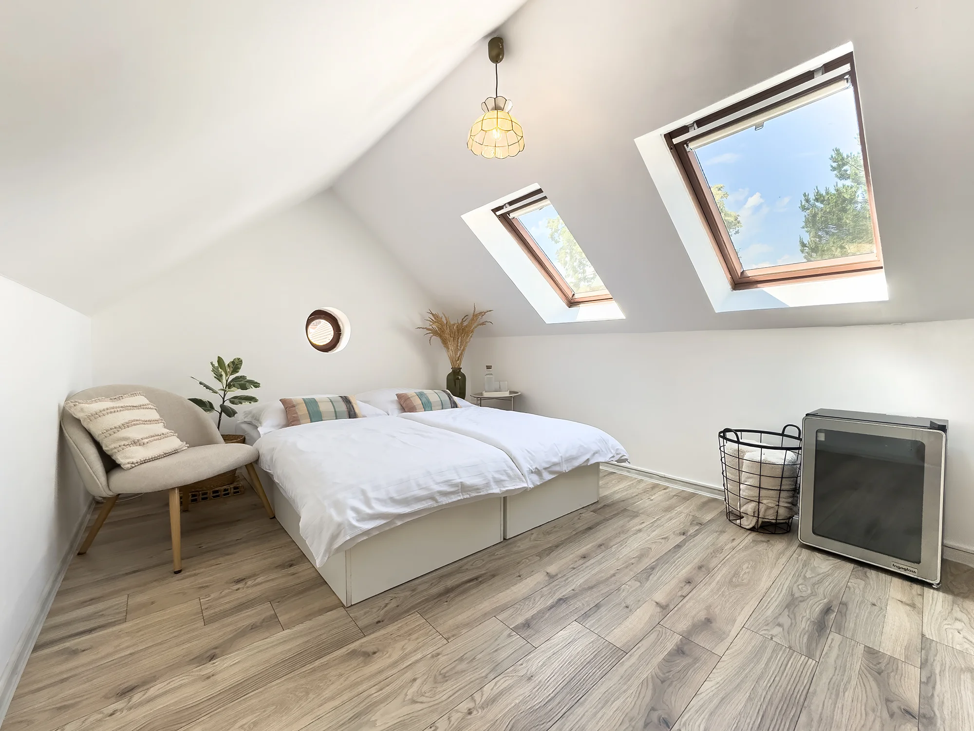 Dvojlůžková podkrovní ložnice apartmánu Vikárka