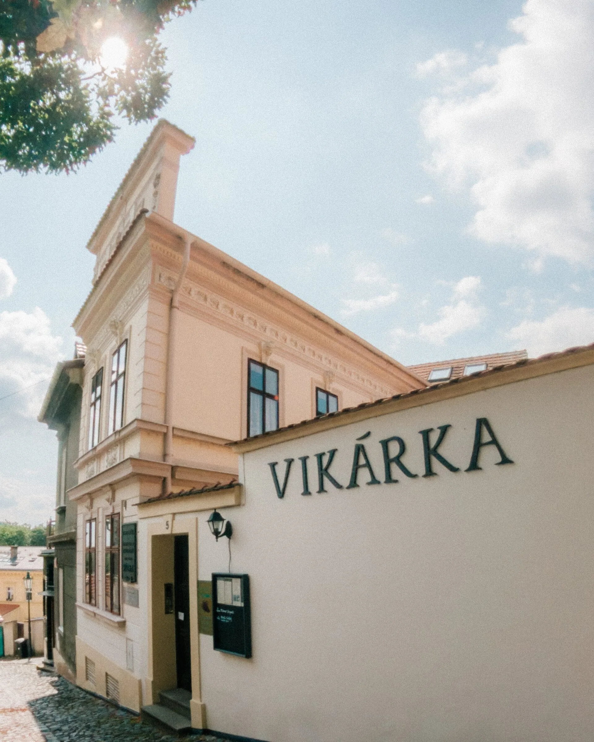 Exteriér historické budovy Vikárka v centru Litoměřic