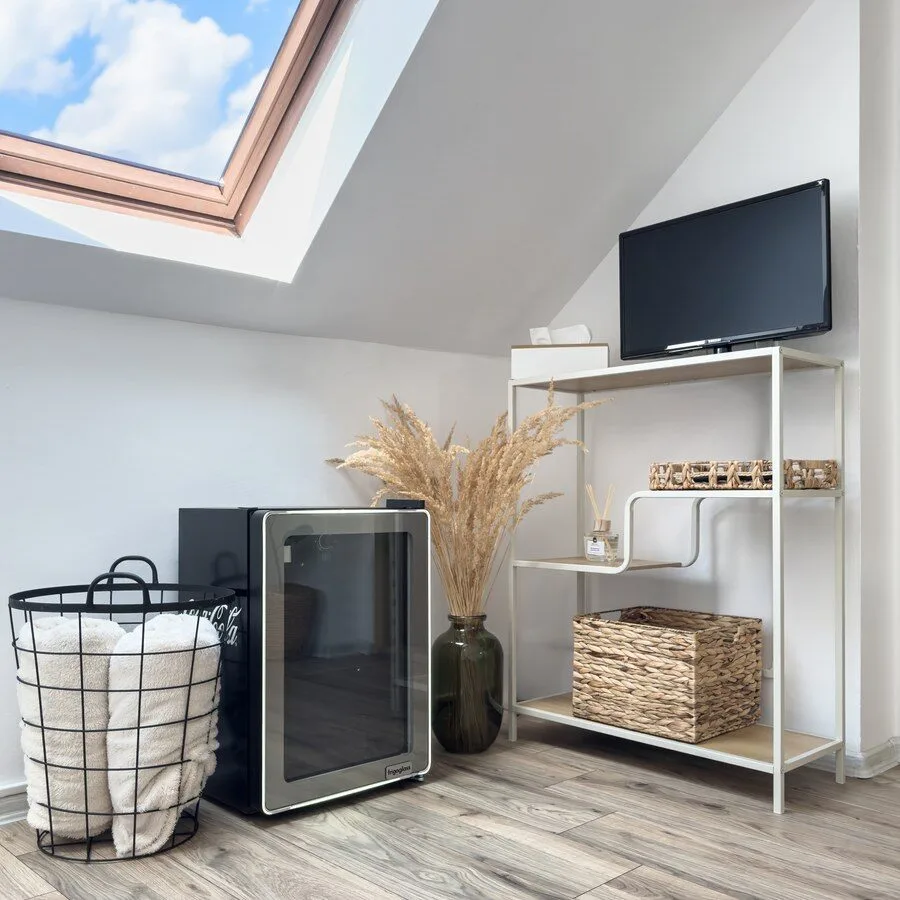 Minibar, TV a dekorativní police